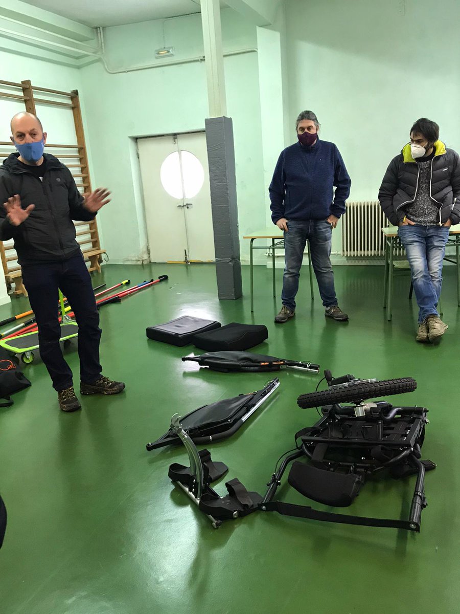 Enseñando tecnicas de guiado por montaña para personas con diversidad funcional, silla Joelette y barra direccional, a los futuros guías de montaña del CIP FP Sakana de Alsasua
#SenderosAccesibles
#GuiaDeMontañaAEGM
#TusSueñoMiReto
#SaludAmoryMontaña