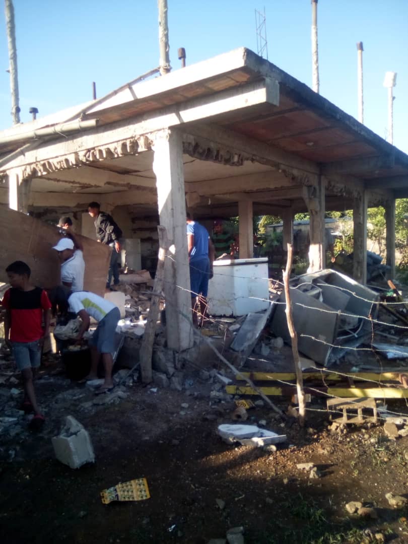 JuanPabloGve's tweet photo. Se registró una nueva explosión de bombonas de gas en Costo Arriba a pocos kilómetros de Maturín, Edo. Monagas. Este régimen destructor, aniquilador, ruinoso q acaba con todo, es el responsable de todas estas catástrofes, de esto tenemos q salir por el bien de todos. 
¡JUSTICIA! https://t.co/UipItCW6N9