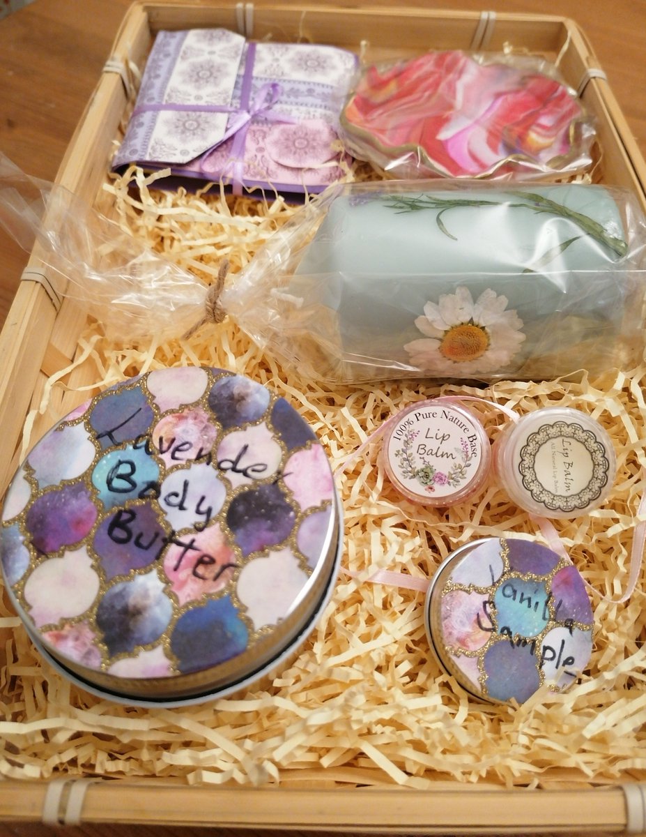 CraftivityStre1's tweet photo. Gift basket order ready for despatch! Custom made with a mix of some of our favourite handmade products 😍

#craftivitystreet #giftbaskets
#custommade #handmade #giftideas #handmadewithlove #allnatural https://t.co/syQpTif0Zp