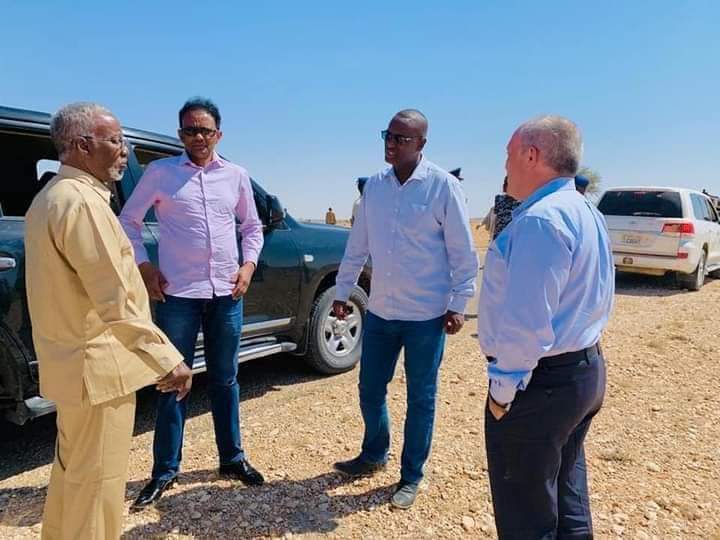 MohamedAbdiriz5's tweet photo. Michael Rubin  oo la ah Saaxiib Dhaw Jamhuuriyada  #Somaliland  ayaa so  gaadhay Gobalka Sool Magalada laas Canood wakhti ay ka socoto Gobalka Isdiwaan Galinta doorashooyinka Somaliland Waxa halkaas ku so dhaweeyay  Gudoomiyaha Gobalka,  Wasiirka Arrimaha dibada JSL 
@mrubin1971 https://t.co/9iPm1QKjOE