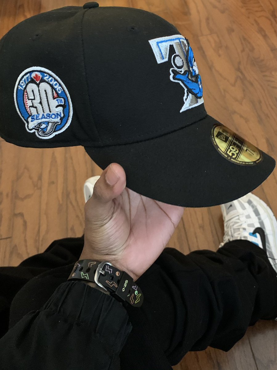 havingfr's tweet photo. Toronto gear plus wearing nikes always makes me feel like drake #ICantExplainIt https://t.co/8rS6crb1fC