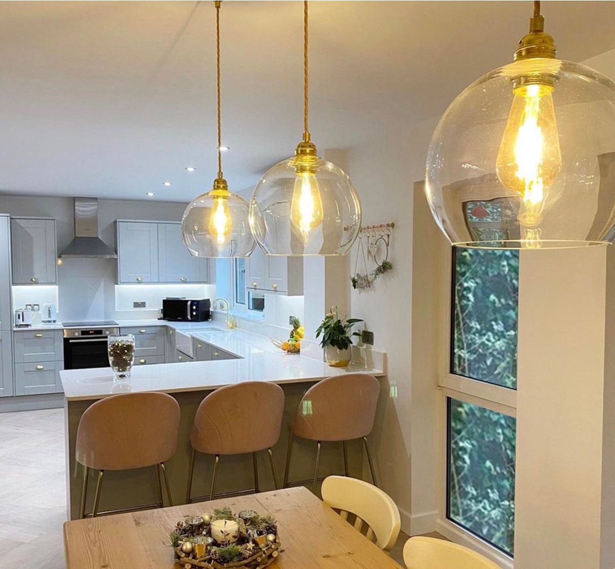 We love it when our clients tag us in their photos! The simplicity and class of our clear Rowan pendants look right at home in this fresh kitchen ✨