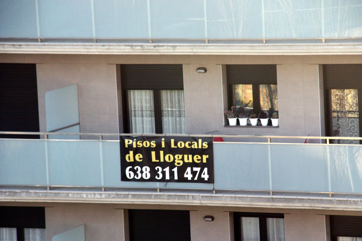 3CatInfo's tweet photo. Contractes de lloguer amb dos preus: així volen esquivar la llei alguns propietaris
https://t.co/2lUcyBPIfu https://t.co/JmYtZJMsym