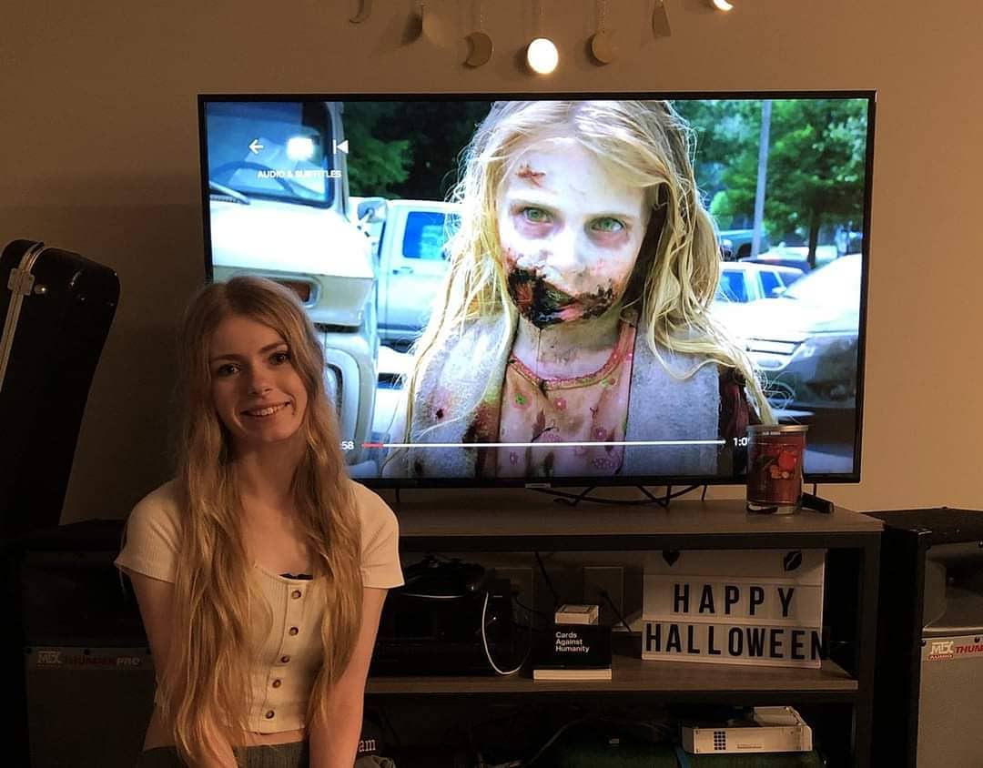 chango_mendez's tweet photo. Hablando de sentirse viejos... La niña del primer capítulo de #TheWalkingDead ya tiene 21 años 😳 https://t.co/HitAPkZoEn