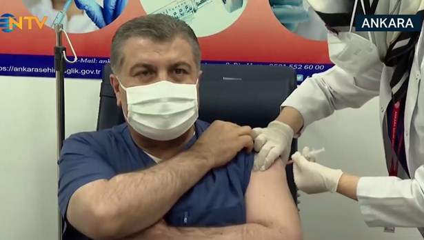 İlk aşıyı Sağlık Bakanı oldu
bit.ly/2K9kRlw