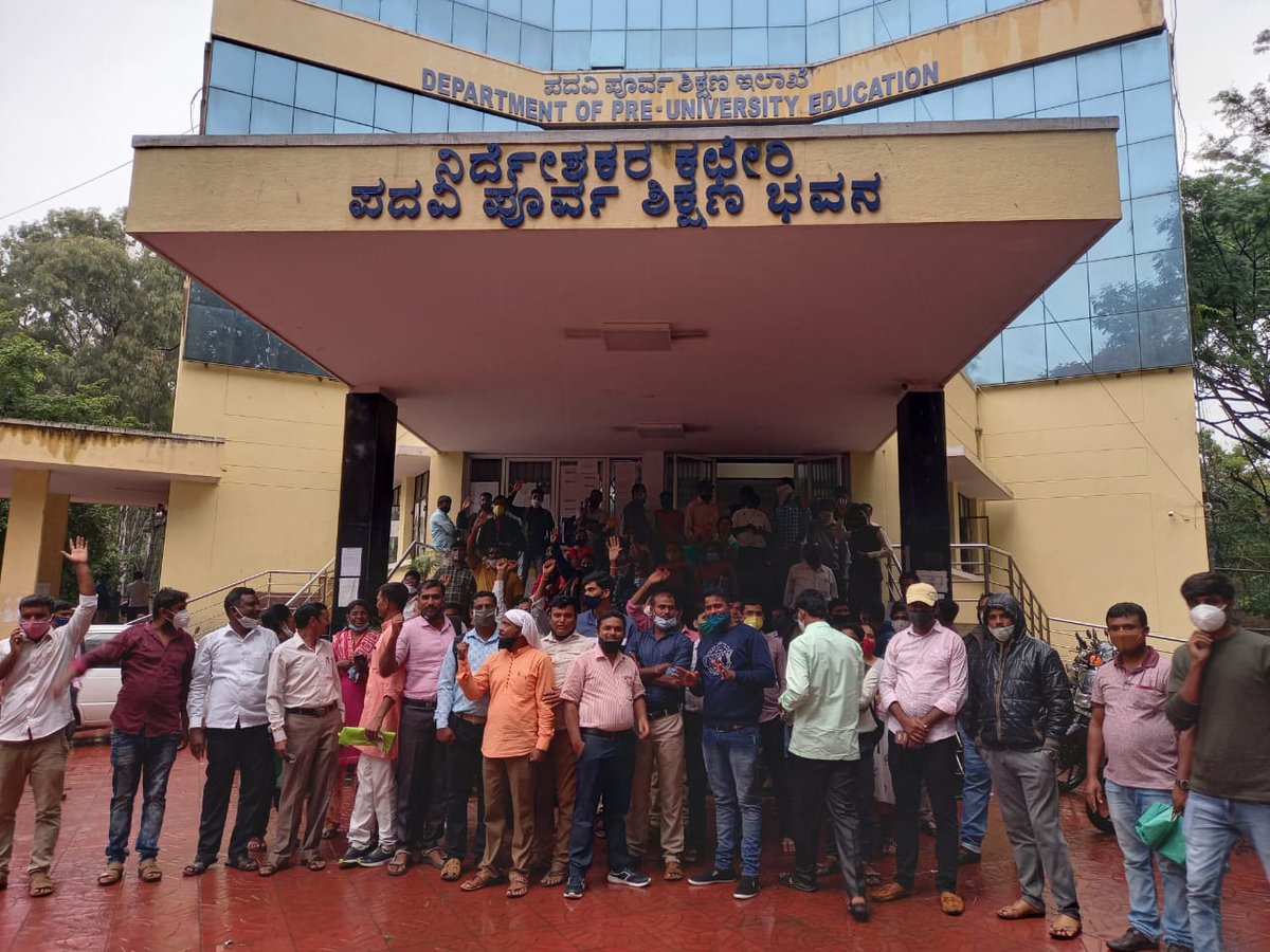 kmt088's tweet photo. @nimmasuresh #FDASDA2017
ಚಿತ್ರ-೧ PU ಲೆಕ್ಚರ್ ಅವರ ಹೋರಾಟ ನೀವು ಕ್ವಾರಂಟೈನ್ ನಲ್ಲಿಯೇ ಭರವಸೆ
ಚಿತ್ರ-೨ ಖುದ್ದಾಗಿ ನೀವೇ ಮಾನ್ಯ ಮುಖ್ಯಮಂತ್ರಿಗಳಿಂದ ನೇಮಕಾತಿ ಆದೇಶ ಕೊಡಿಸಿದ್ರಿ
ಚಿತ್ರ-೩ ನಾವು ಮೊದಲ ಭಾರಿ ಹೋರಾಟ ಪ್ರತಿಕ್ರಿಯೆ ಸೊನ್ನೆ
ಚಿತ್ರ-೪ ನಾವು ಎರಡನೇ ಬಾರಿ ಹೋರಾಟ ಮತ್ತೆ ಅದೇ ಗೋಳು
ಒಂದು ಕಣ್ಣಿಗೆ ಸುಣ್ಣ ಮತ್ತೊಂದು ಕಣ್ಣಿಗೆ ಬೆಣ್ಣೆ🙏 https://t.co/e5xaa7k4qn