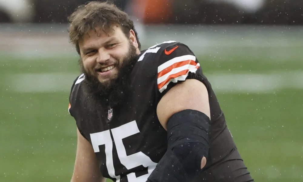 MoreForYou_CLE's tweet image. #Browns LG Joel Bitonio should come off the COVID-list tomorrow and be activated for the game Sunday
