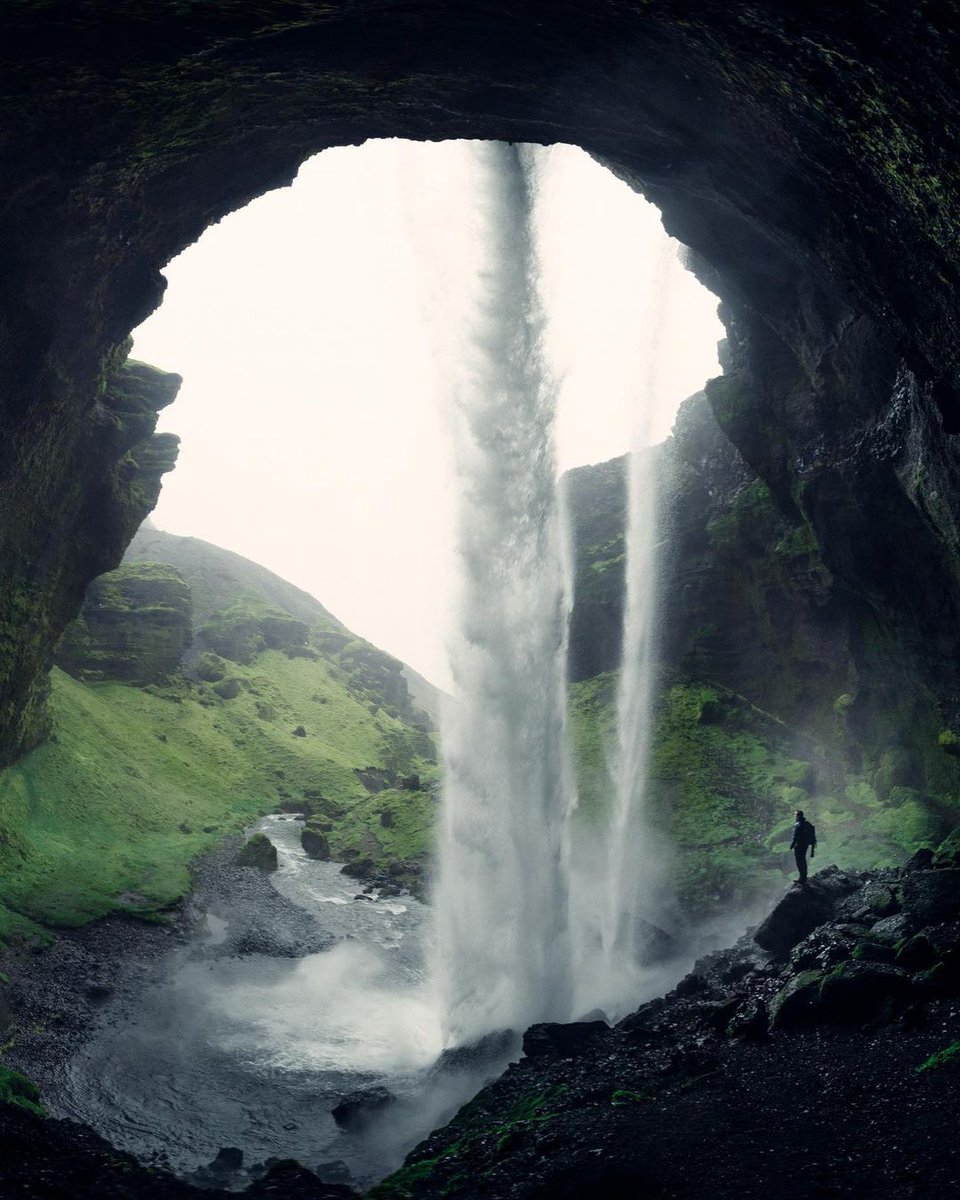 Wo eignet es sich am besten im Winter Urlaub zu machen, als im wunderschönen Island? Island beeindruckt viele Touristen aufgrund seiner atemberaubenden Natur und Polarlichter! Wer dort noch nie war, sollte Island definitiv auf seine Reiseliste setzen! 🇮🇸
IG: <a href="/alexfromiceland/">Alex Green</a>