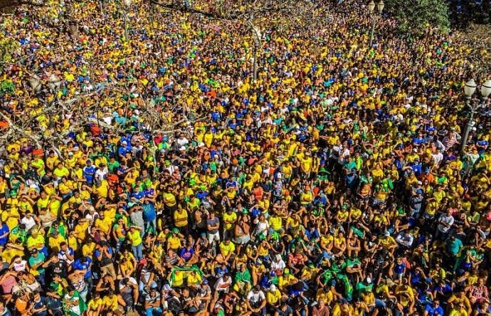 HokageKagemy's tweet photo. o brasil se reunindo pra assistir o pronunciamento as 14hs do nego do borel: https://t.co/6W0dBzyN0m