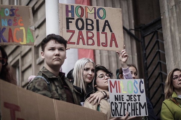 Stay with me and let´s imagine a 17 ys-old Polish kid who suddenly starts receiving inordinately large amounts of hate speech through Twitter for having organised a tiny pro-LGBT action. Twitter intervenes to make the abuse stop and suspends accounts/deletes posts 3/
