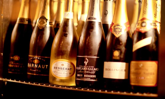 PopsChicago's tweet photo. It's a perfect moment to chill &amp; finish your day sparkling! 

What's your go to bubbly?

#PopsForChampagne #Chicago #Champagne https://t.co/vj4bJ0QtI4