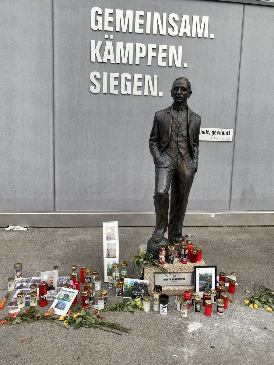 skrapid's tweet photo. In Gedenken an Florian vor dem #BlockWest #ripflo #skrapid #SCR2021 https://t.co/TTwHELzz2d
