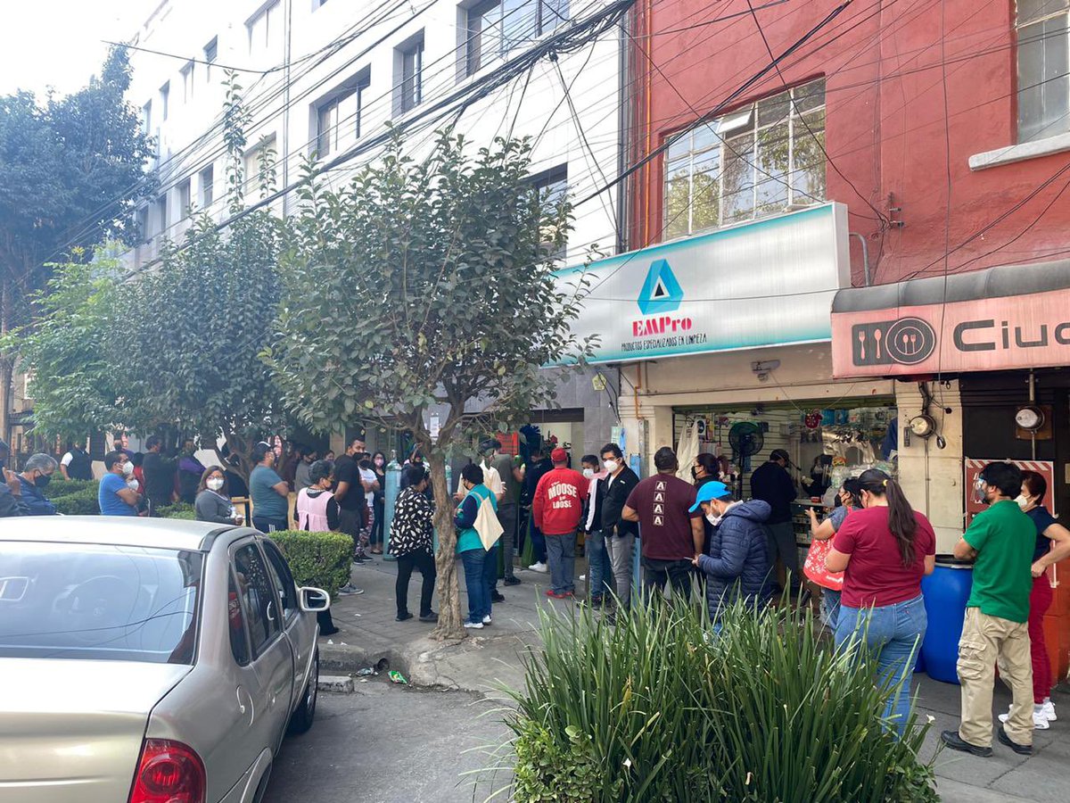 <a href="/jorgesuarezv/">Jorge Suárez-Vélez</a> Así la CDMX ⬇️ Filas y filas de personas esperando poder conseguir oxígeno, 24 horas TODOS los días .. Frontera casi esq Puebla, en Roma Norte .. #RenunciaGatell