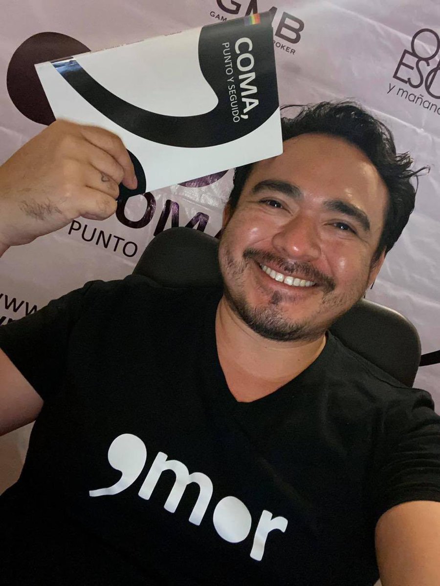 Él es Gonzalo, escritor de nuestro #LibroDelMes. Romance total en las páginas de “Coma, Punto y Seguido” ❤️🏳️‍🌈👬🏻 aquí amor es el principal protagonista. • SINOPSIS: oymejia.com/sinopsis-y-cri…