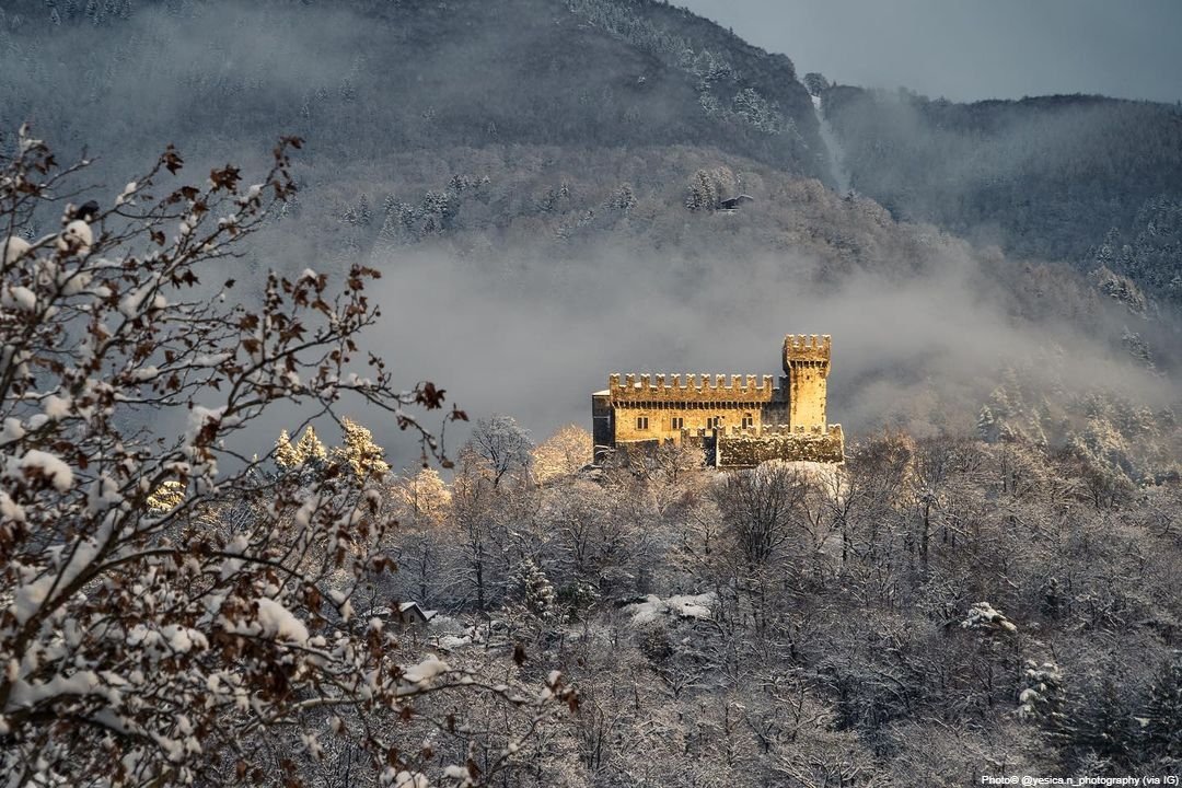 MySwitzerland_i's tweet photo. A 230 metri sopra la città, il Castello di Sasso Corbaro è un fantastico punto panoramico: la vista si allunga fino alla valle Riviera, dominata dal Pizzo di Claro e verso sud fino al bacino del Lago Maggiore in territorio italiano. 
📸 https://t.co/es7JrNSEmf https://t.co/ZFgN8bp2UJ