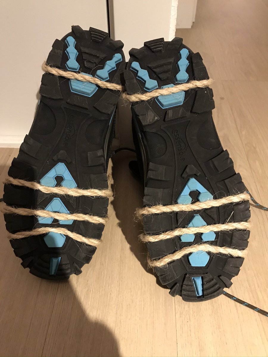 irene_ruiz's tweet photo. Comparto por aquí lo que he hecho con mis botas a modo de crampones caseros para no patinar en el hielo. Funciona muy bien. Aporta mucha tracción y no he resbalado nada. La cuerda se agarra con ganas. 

Y la gente me ha preguntado por la calle 😂 Un cuadro, sí, pero sana y salva https://t.co/cQQVJwtUnU