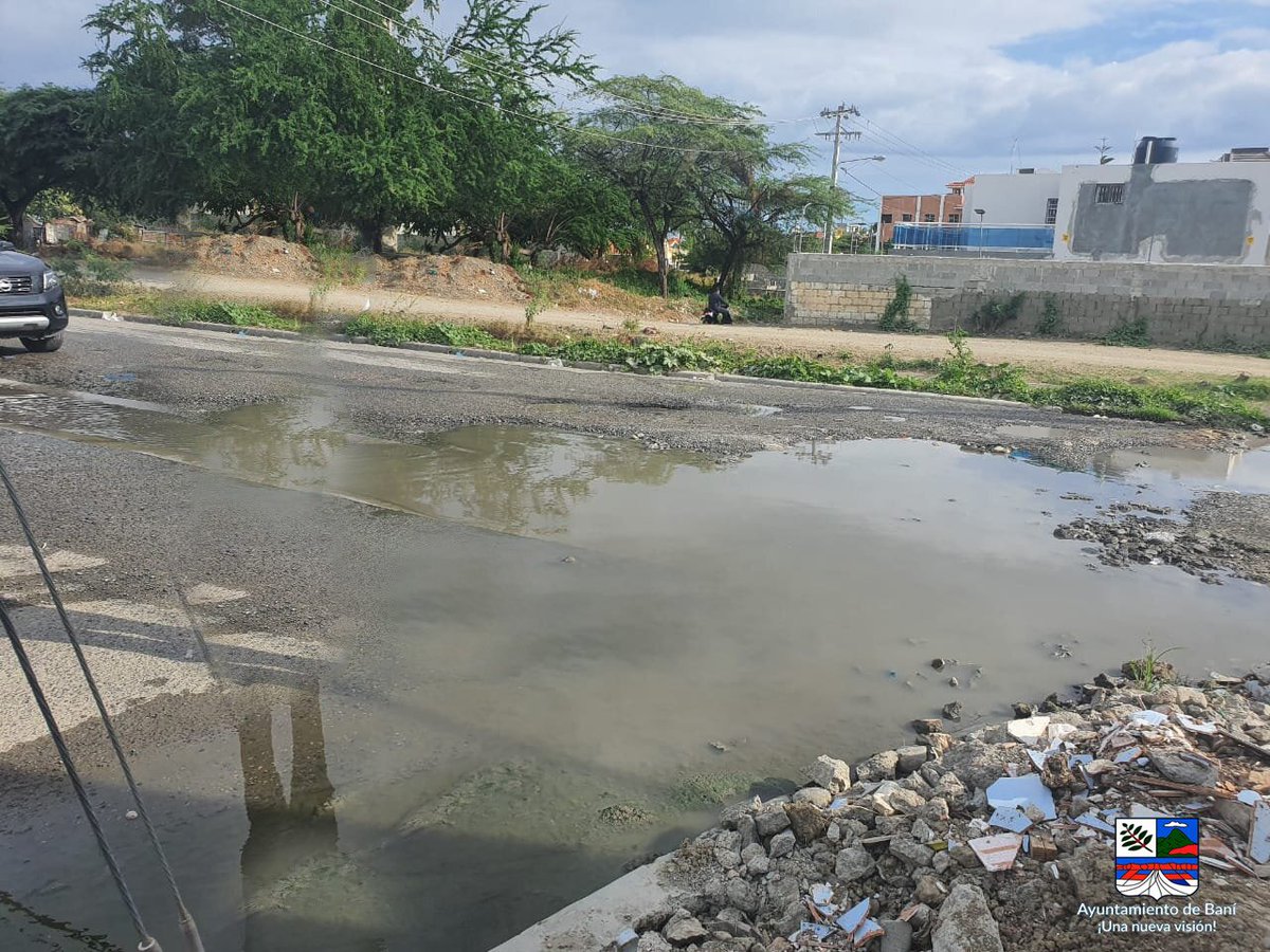 alcaldiabanird's tweet photo. El alcalde Santo Ramírez @santoalcalderd , acompañado del director de planeamiento urbano Willy Sánchez, estuvieron realizando un levantamiento  en la calle Restauración próxima a la berma del canal Marcos A. Cabral, en este tramo se contempla  reparar un badén. https://t.co/1pubIa4Cw7