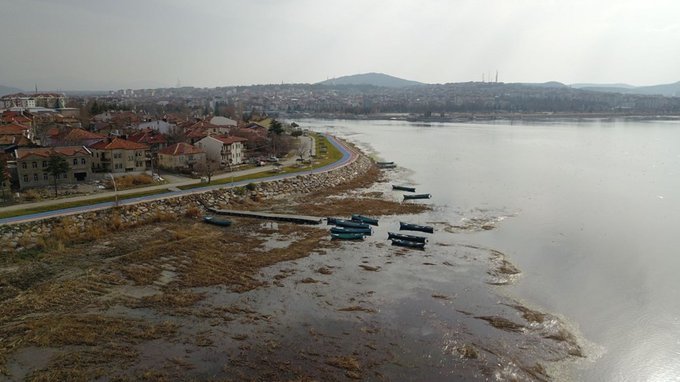 k2haber's tweet photo. 📸 Beyşehir Gölü Kuruyor 

📌 Konya ve Isparta topraklarındaki Beyşehir Gölü'nde su, kıyıdan yaklaşık 50 metre çekildi. via/@beysehirresmi https://t.co/Rhm6XeAW2R