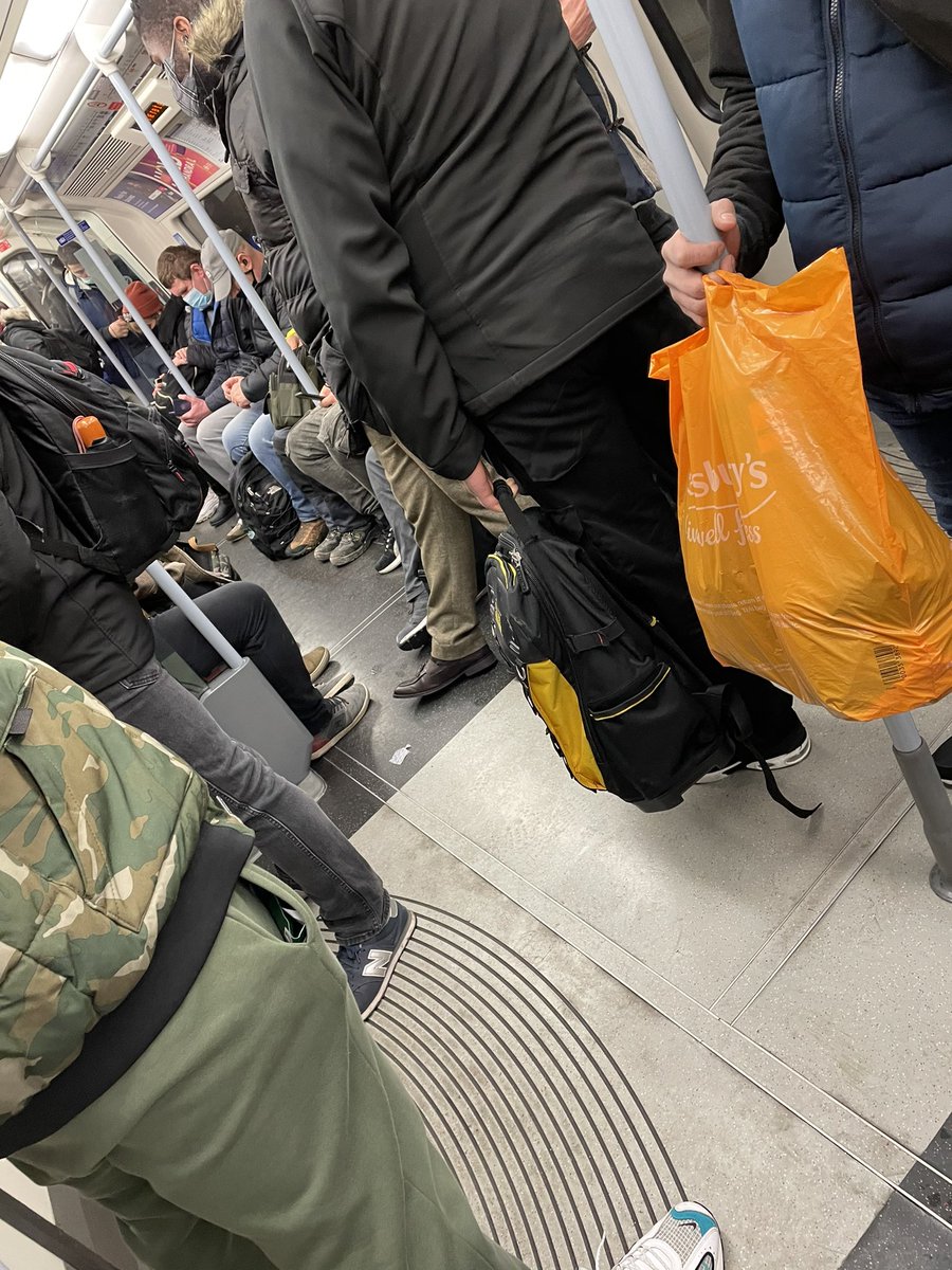 danmullens's tweet photo. See people get that there’s a pandemic in London! 🤨
#SocialDistancing 
#londonlockdown 
#BorisJohnson 
#COVIDIOTS https://t.co/A9mEn6iley