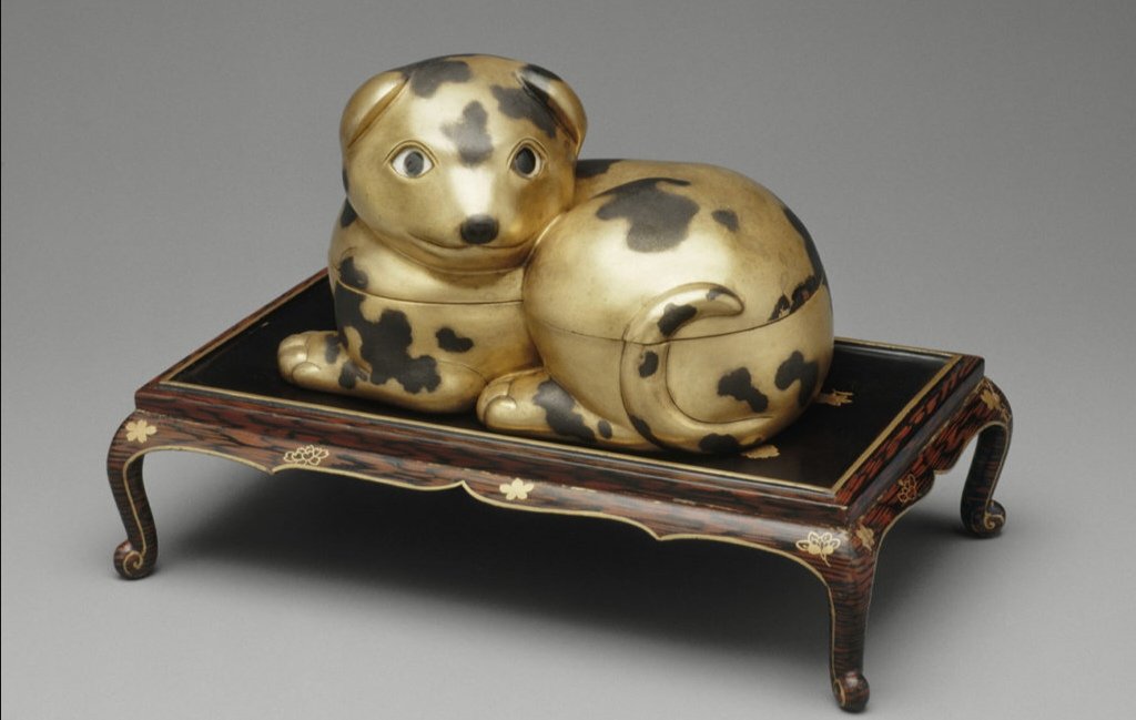 Hiroko Miyamoto 18世紀頃 欧州では日本の漆塗りは憧れがあったようです マリー アントワネット 1755 1793 が愛用した犬の漆塗り 江戸時代 彼女は海外用に造られたものではなく主に国産用の品物に拘り集めていたそう 現在そのコレクションはルーブル