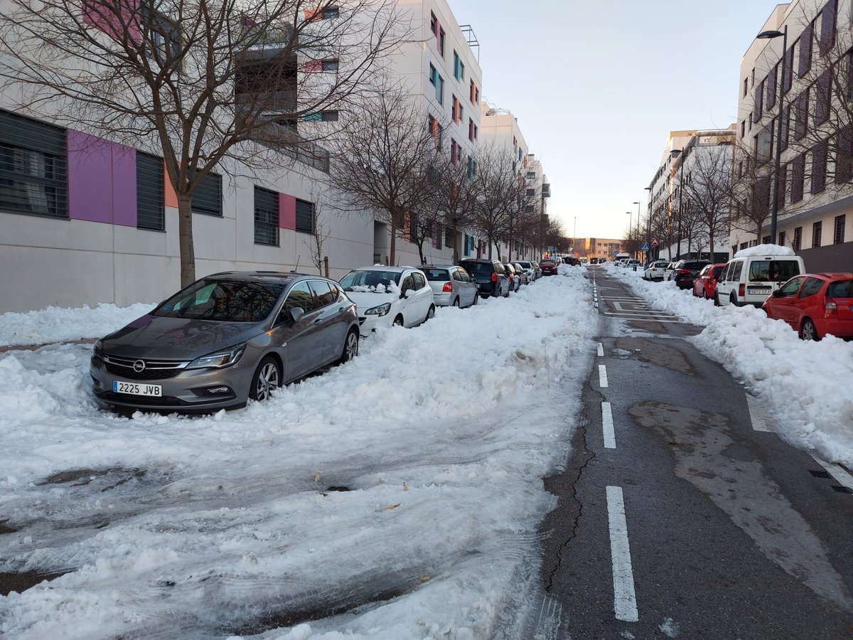 eva_gonzva's tweet photo. @aytogetafe @LymaRedsocial No me creo q no podáis pasar a quitar algo más y echar sal, por favor echar sal!!!! Es imposible salir en el Barrio Buenavista, lo que se ha quitado en las aceras es gracias a los vecinos, aquí se deshace y se vuelve a congelar! https://t.co/FRBEHyPMGK