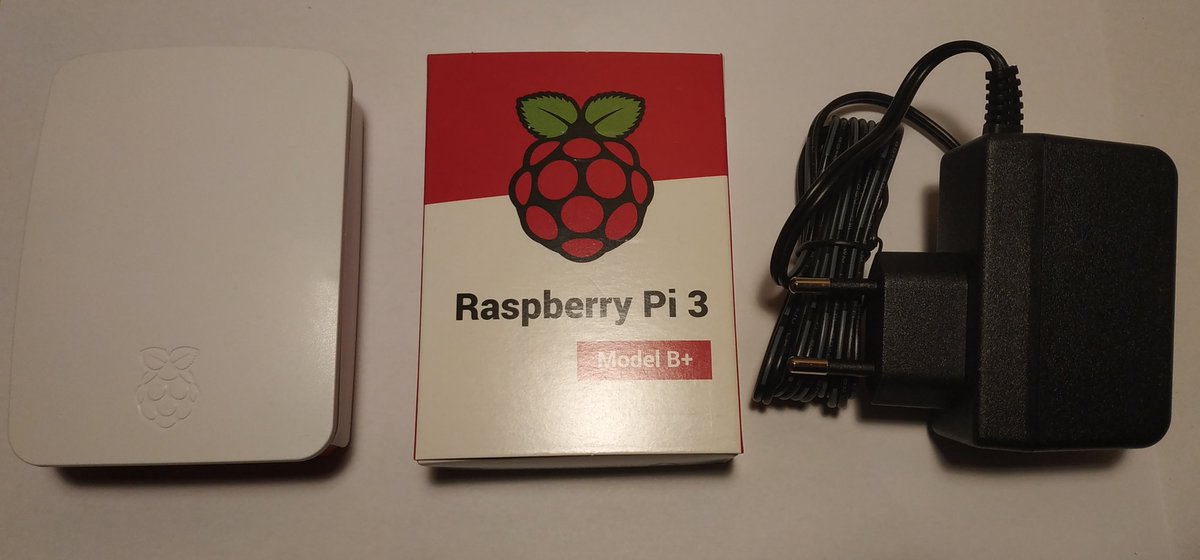 tomas_rous's tweet image. #dnesniPosta #RaspberryPi3Bplus, zdroj a krabička od @rpishop_cz. Objednáno někdy o půlnoci, po 10. dopoledne už bylo připraveno k osobnímu převzetí, což mě mile překvapilo.
A hned zvídava otázka: Netuší někdo, proč jsou některé cesty na PCB "klikaté"? (Např. u nápisu HDMI)