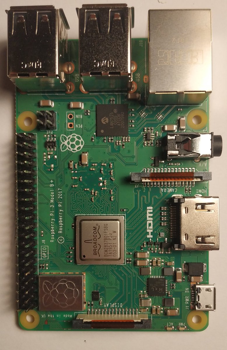 tomas_rous's tweet image. #dnesniPosta #RaspberryPi3Bplus, zdroj a krabička od @rpishop_cz. Objednáno někdy o půlnoci, po 10. dopoledne už bylo připraveno k osobnímu převzetí, což mě mile překvapilo.
A hned zvídava otázka: Netuší někdo, proč jsou některé cesty na PCB "klikaté"? (Např. u nápisu HDMI)