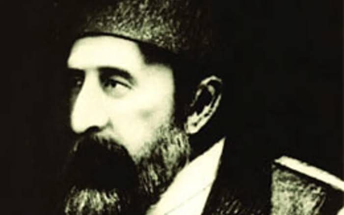 1) Sultan Abdülhamit bir yandan Afrika ve Asya'da Müslümanları örgütleyip direniş kalkanları kuruyor.
Bir yandan istihbaratı büyütüp savunma ve operasyon yapıyordu.
Ama kurduğu modern okullarda yetişen gençler kendine düşman-batıcı olarak yetişiyordu. Gençlik elinden gidiyordu.