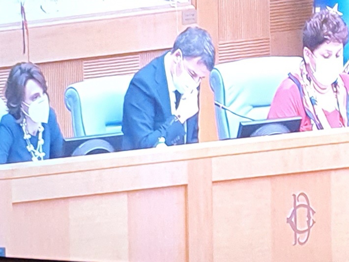 gadlernertweet's tweet image. Neanche il buon gusto, l'osservanza delle regole istituzionali o, se preferite, la cavalleria di lasciare che fossero le "sue" due ministre a comunicare le proprie dimissioni, ha avuto @matteorenzi