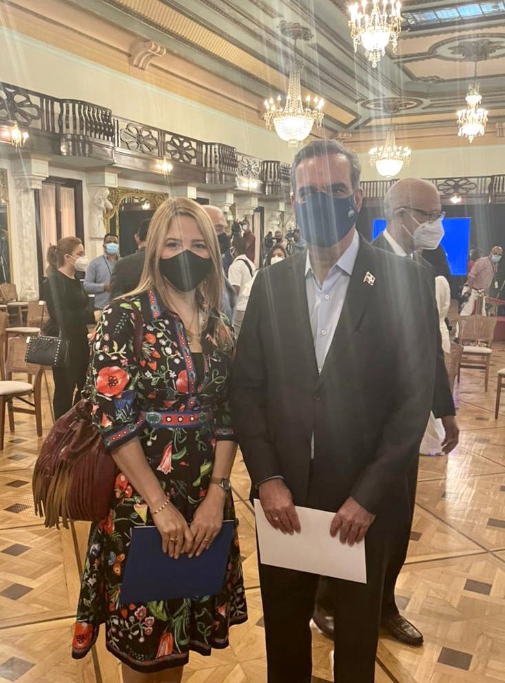 van_palacios's tweet photo. Amigos... hoy estoy de "remate" 🤩 pues tuve la oportunidad de conocer y darle la mano a mi Presidente @luisabinader a quien admiro y de quien me siento muy orgullosa por el trabajo que se viene realizando #estamoscambiando https://t.co/0j1Okfb8XM
