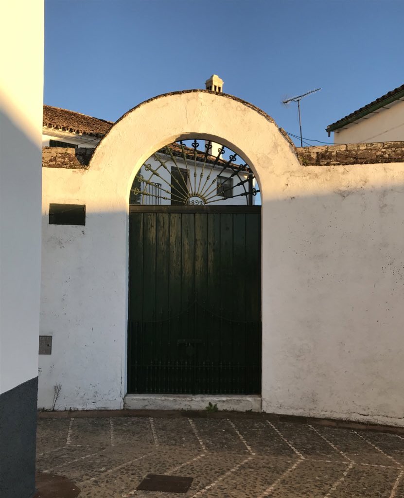 _manuelruiz_'s tweet photo. Paseando por mi pueblo.
Paseando por Higuera de la Sierra.
#Patrimonio #HigueradelaSierra #ArquitecturaRural #SierradeAracena https://t.co/gjd6Vwcgn8