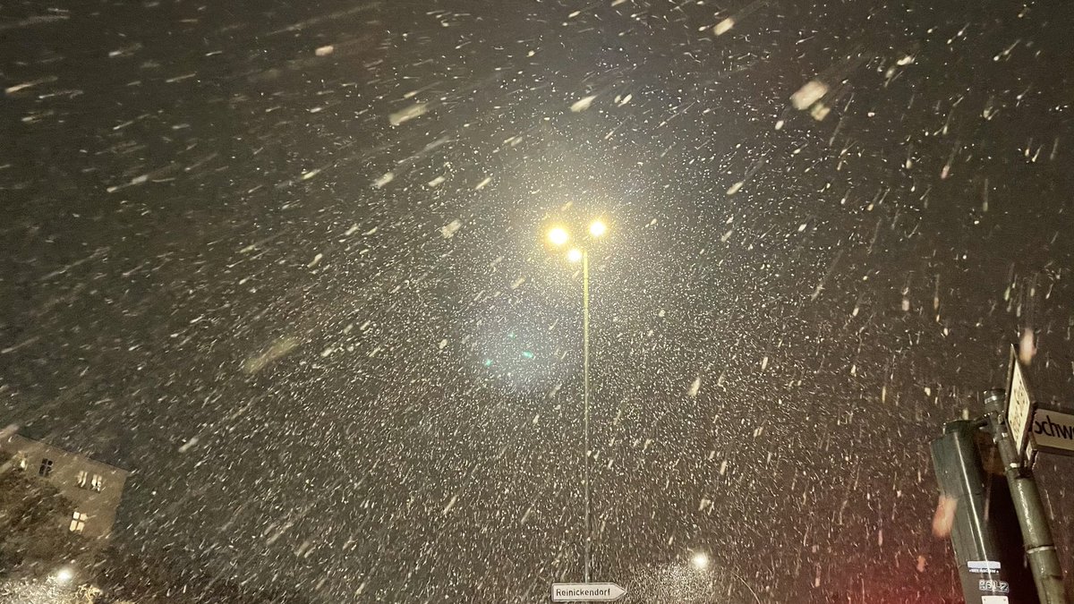 CryxDx2's tweet photo. Berlin a few minutes ago. 
#Berlin #germany #WINTER #snow #streetsofberlin #visitberlin #streetphotography #lightsofberlin #schnee https://t.co/IhkKmsGO4y