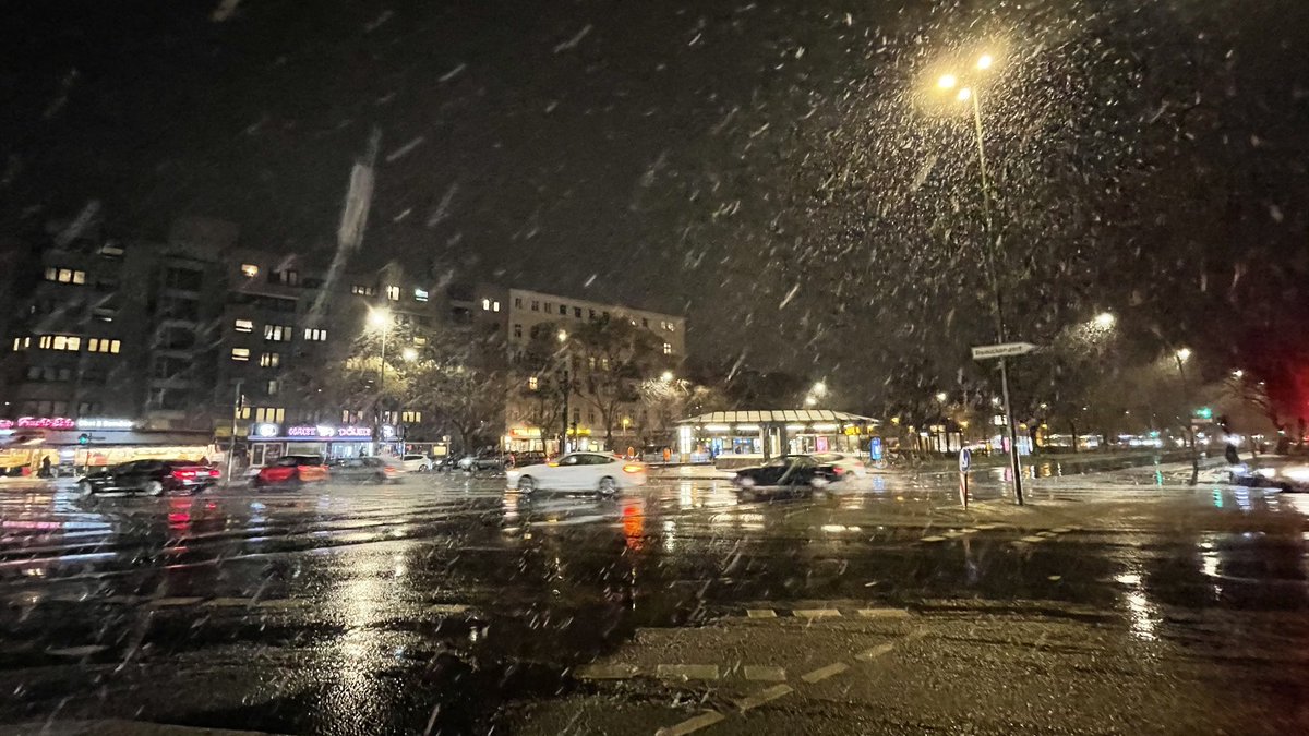 CryxDx2's tweet photo. Berlin a few minutes ago. 
#Berlin #germany #WINTER #snow #streetsofberlin #visitberlin #streetphotography #lightsofberlin #schnee https://t.co/IhkKmsGO4y