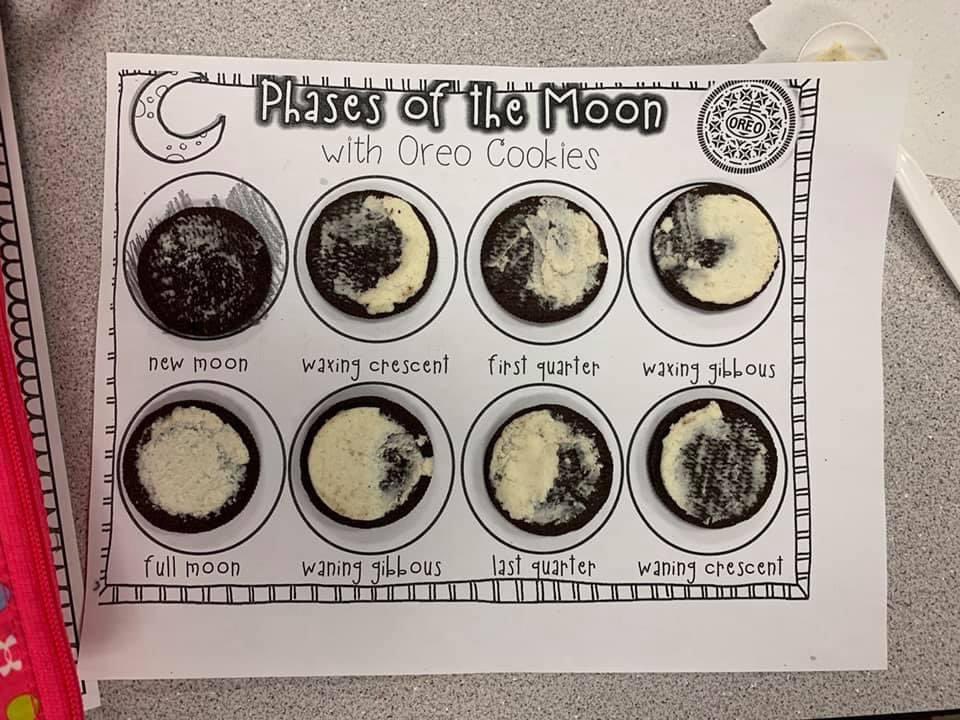 ILTexasCSK8's tweet photo. Our 1st Graders are learning about moon phases for science this week and yesterday they modeled the moon phases using Oreos! Such a fun and delicious way to learn!! 

#eaglebychoice https://t.co/3revNTrmOX
