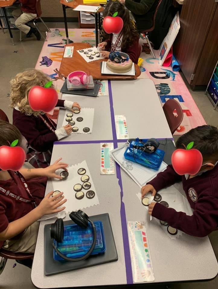 ILTexasCSK8's tweet photo. Our 1st Graders are learning about moon phases for science this week and yesterday they modeled the moon phases using Oreos! Such a fun and delicious way to learn!! 

#eaglebychoice https://t.co/3revNTrmOX