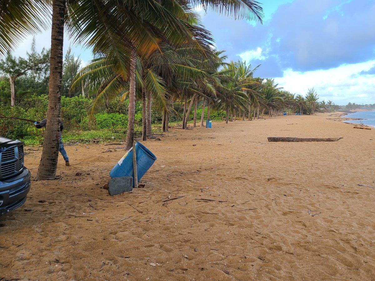 DRNAGPR's tweet photo. Personal de la Región San Juan del @DRNAGPR manteniendo limpias las áreas de playa de Piñones. Ayúdanos a conservarlas llevándote la basura. Recuerda que es responsabilidad de todos conservar nuestro ambiente. 🌎 https://t.co/YypmxzOyTP