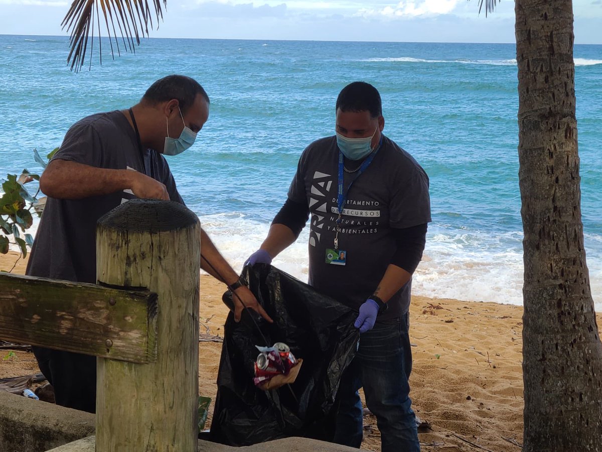 DRNAGPR's tweet photo. Personal de la Región San Juan del @DRNAGPR manteniendo limpias las áreas de playa de Piñones. Ayúdanos a conservarlas llevándote la basura. Recuerda que es responsabilidad de todos conservar nuestro ambiente. 🌎 https://t.co/YypmxzOyTP