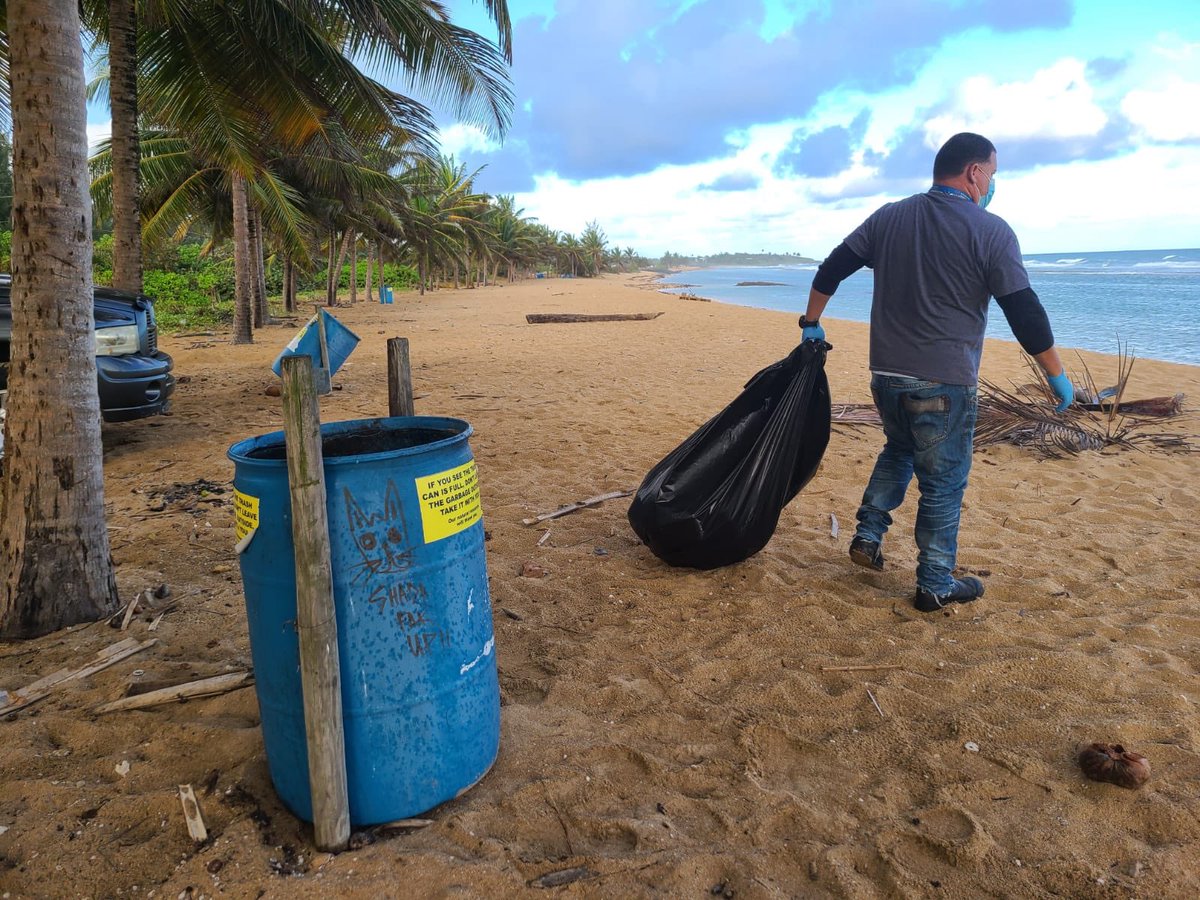 DRNAGPR's tweet photo. Personal de la Región San Juan del @DRNAGPR manteniendo limpias las áreas de playa de Piñones. Ayúdanos a conservarlas llevándote la basura. Recuerda que es responsabilidad de todos conservar nuestro ambiente. 🌎 https://t.co/YypmxzOyTP