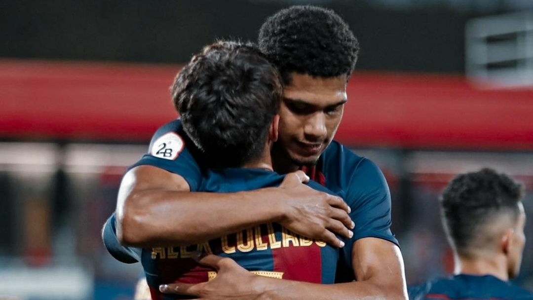  ¿DÍA DE PARTIDO? ¡DÍA DE HILO! El dorsal que luce bajo sus hombros lo llevaron en algún momento Koeman, Rafa Márquez, Guardiola, Fábregas o Rakitic. Hoy, Ronald Araujo cumple, con apenas 21 añitos, las expectativas de ese número. ¡HOY, DESGRANAMOS A RONALD!  #FCB