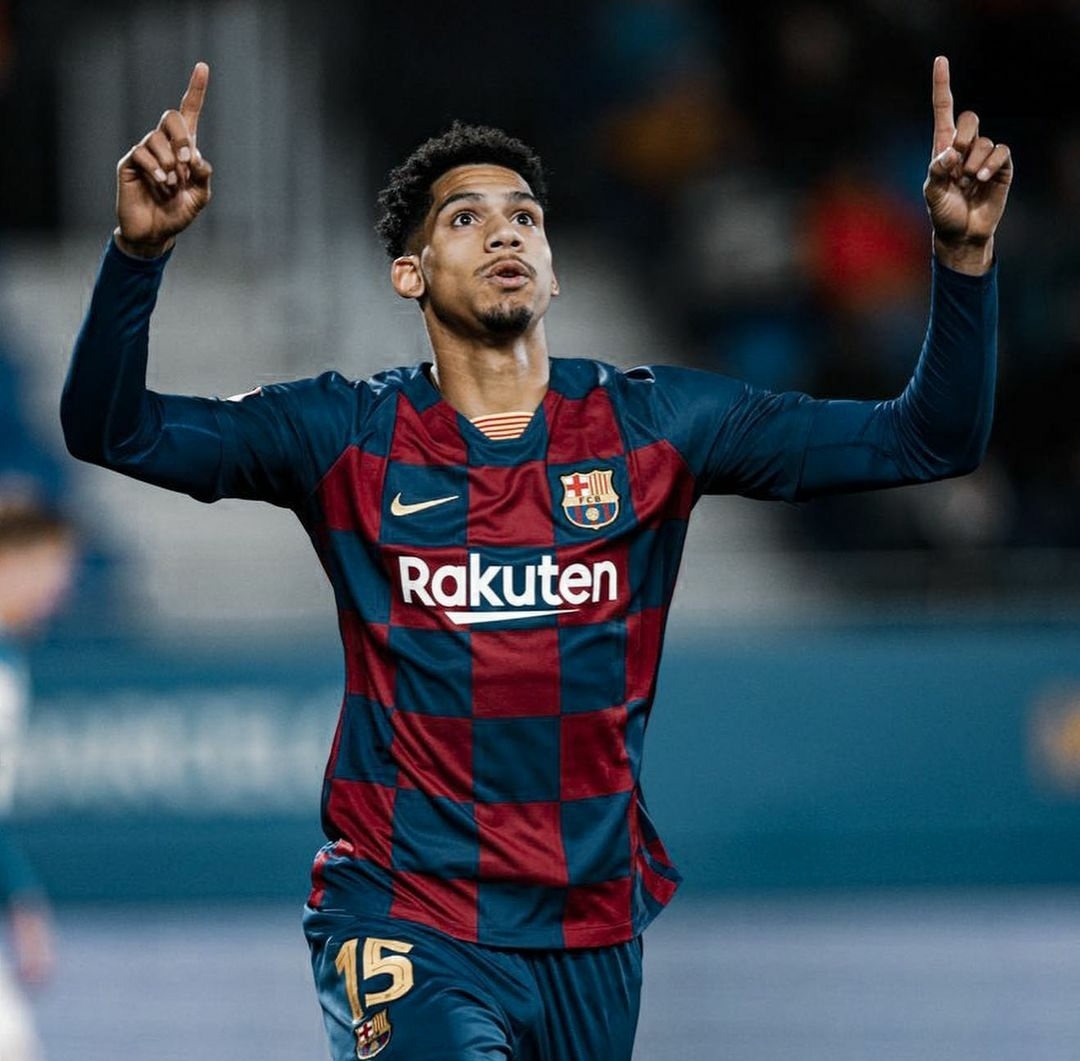 Cuando recogió el testigo del '4' del Barça, Ronald tan sólo había disputado un total de seis partidos con el primer equipo.Sin embargo, su breve aunque intenso viaje por las tierras del Johan Cruyff de la mano de García Pimienta le hicieron crecer.Y no, no es por su 1'91m.