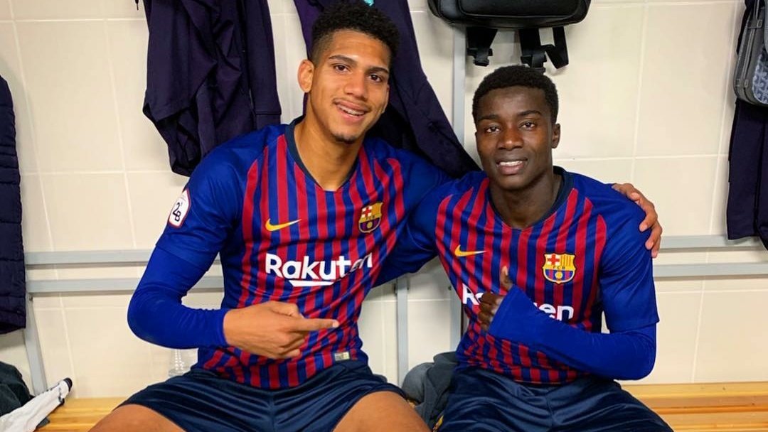 Además, Ronald es hoy día el amuleto del FCBarcelona sobre el césped. Con él; 15 partidos jugados desde que debutó en octubre del 2019. No se ha perdido ninguno. A seis partidos del récord de Messi (21).Se dice rápido.