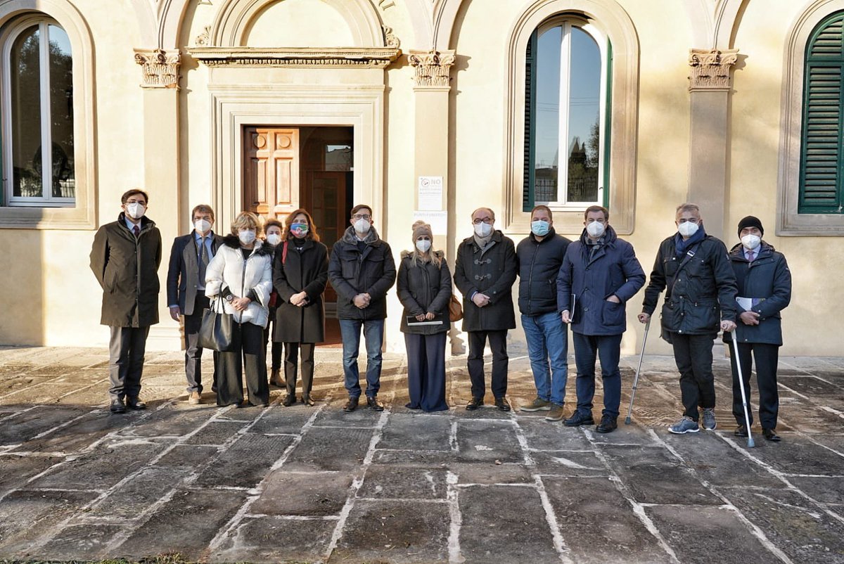 DarioNardella's tweet photo. Sopralluogo all’ex ospedale psichiatrico #SanSalvi per lavorare al piano di recupero dell’area e in via Lungo l’Affrico dove studiamo gli interventi per migliorare marciapiedi, segnaletica, pista ciclabile e spazi verdi. Al lavoro per una #Firenze sempre più curata. https://t.co/iT4r79UMFy