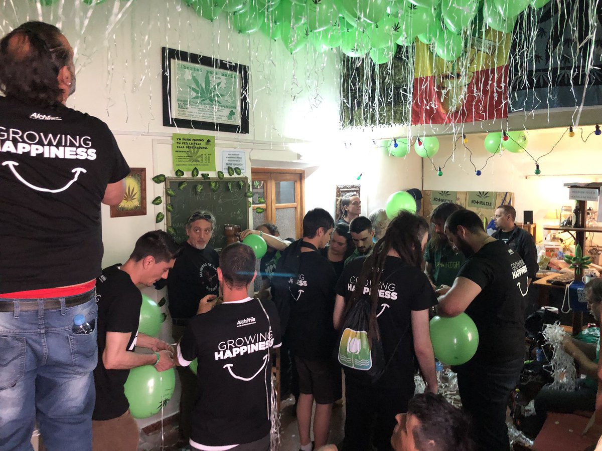 lamacabcn's tweet photo. @amorcannabico @alchimiaGrow Lo siento pero lo tienes mal @amorcannabico en 2019 las camisetas de la #MMMM19 fueron diseñadas, producidas y donadas por @alchimiaGrow un detallazo 💚💚💚 https://t.co/EYUwe8pzD2