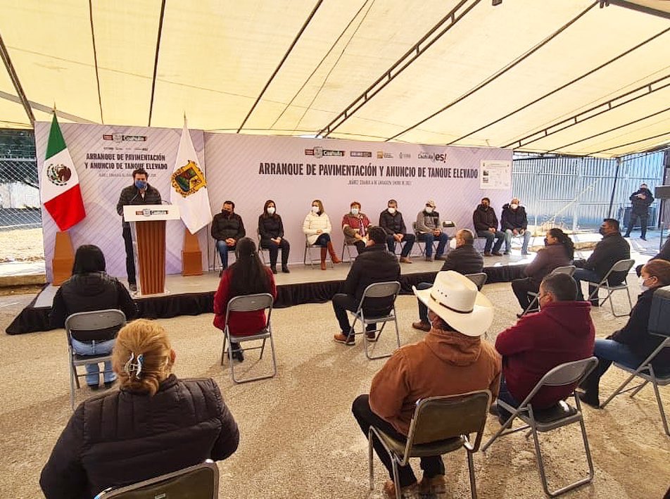 sevotcoahuila's tweet photo. Hoy junto al gobernador @mrikelme el secretario @enriquemym anunció la construcción de un tanque elevado de 50 mil litros de capacidad que abastecerá de agua potable a familias de #Juárez. Siempre en equipo para que más obras como ésta lleguen a cada rincón de nuestro gran Estado https://t.co/hJ6dHpHGGO