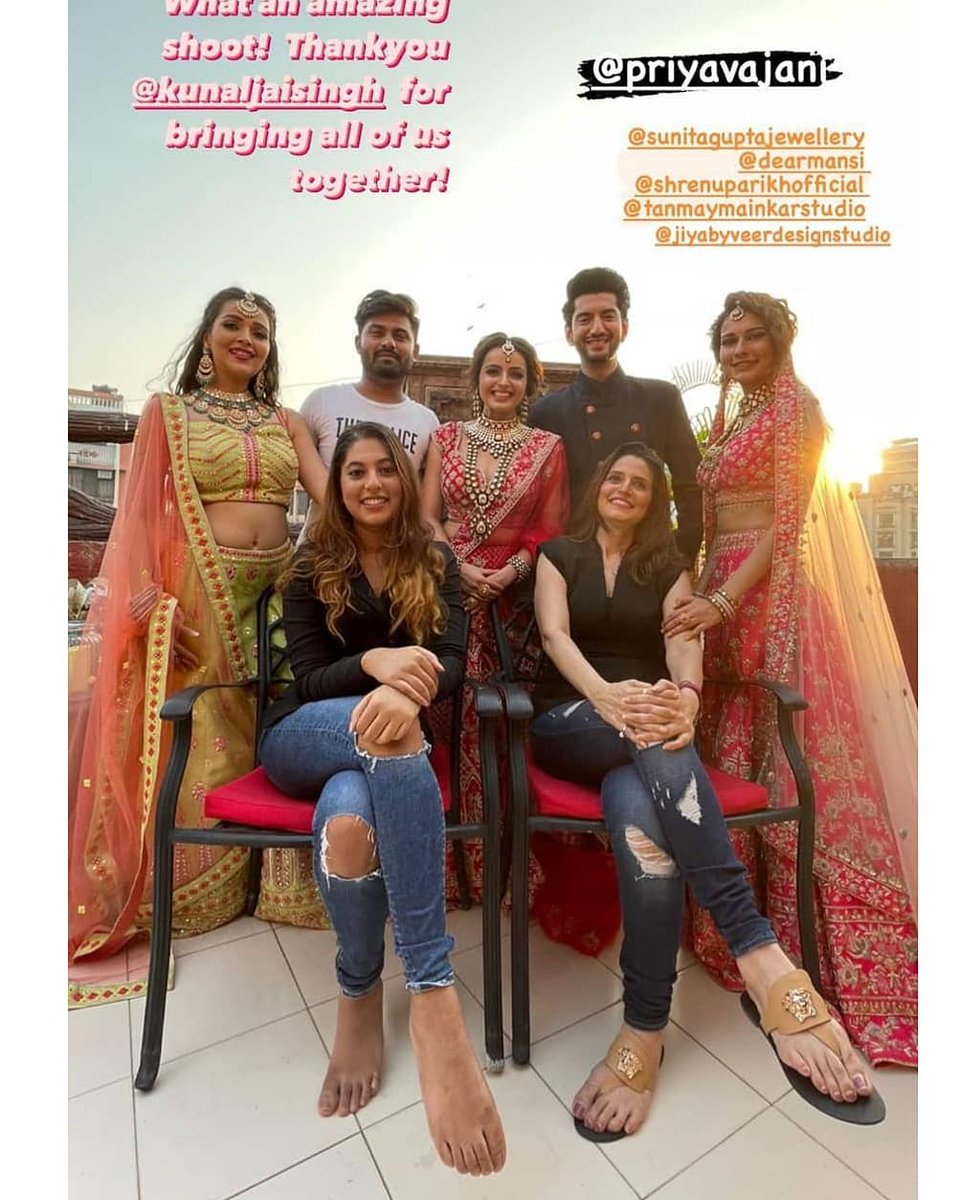 Fouziya38909805's tweet photo. Stunning Gorgeous ShreMan @shrenuparikh11 with lovely Besties @mansi_srivas @KUNAL_JAISINGH @aneri_vajani #ShrenuParikh #ShreMan #ShreNal #adorabletogether #besties #advt #beautiful #prettyinred #awesome #adorablebeauty #Ishqbaaz #DilboleyOberoi https://t.co/N80z3AyHKL