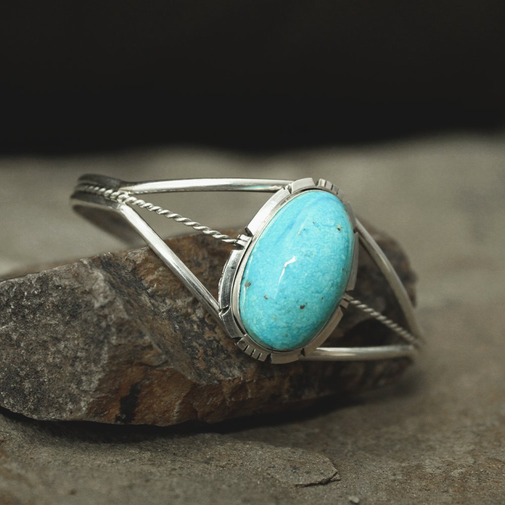 SilverTribeArt's tweet image. #TRIBEFAVORITE
We absolutely adore our #turquoise #cuffbracelets !

☝ Click to shop for similar items: bit.ly/3reEPvU