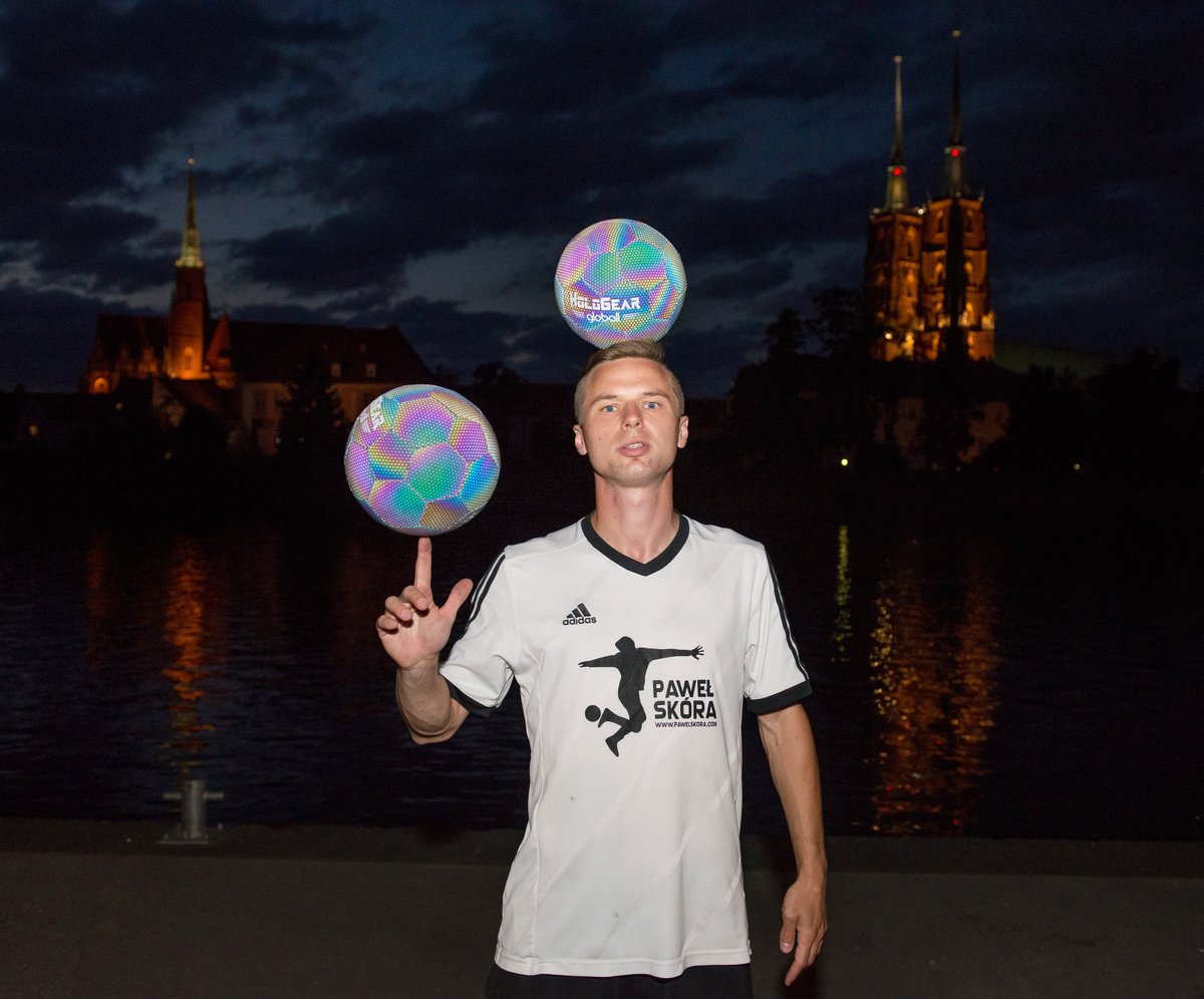 ⚽️⚽️⚽️⚽️⚽️ #pawelskora #freestylefootball
#trikipilkarskie #zonglerka #pasja #passion #sesjazdjeciowa #photosession #photooftheday #ostrowtumski #wroclove #wroclaw #night #noc #polishboy #polskichlopak #hologear #adidas #sroda #wednesday