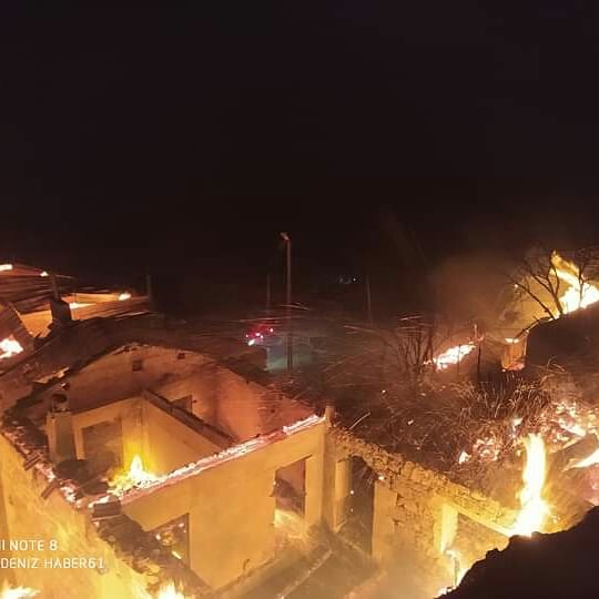 ARAKLI'DA 10 EV ALEVLERE TESLİM OLDU.

Araklı Taşgeçit Mahallesinde akşam saatlerinde çıkan yangın rüzgarında etkisi ile büyüdü.

Evlere sıçrayan yangın 10 evin alevlere teslim olmasına neden oldu.

Yangının devam ettiği mahallede ekipler söndürme calışmalarını sürdürüyor