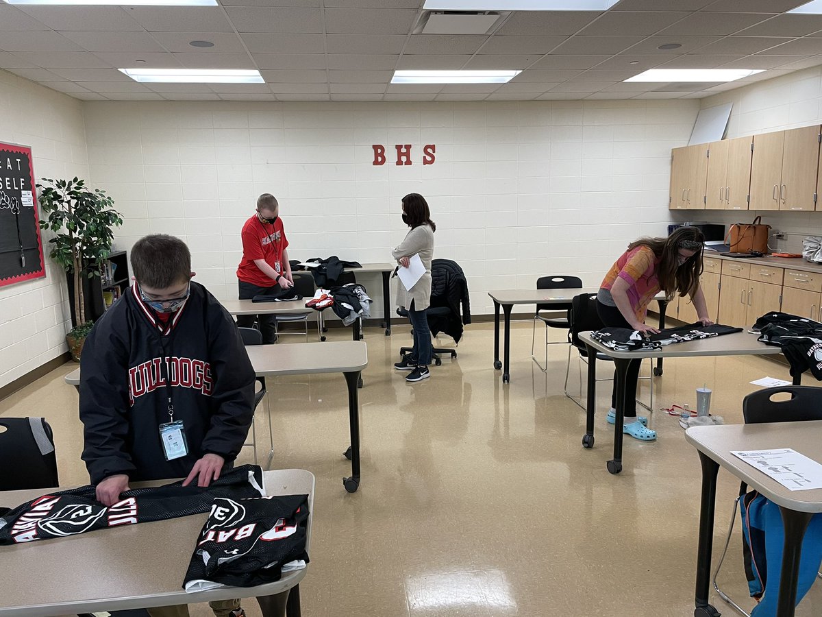 CoachBruni61's tweet photo. We love to compete!! Laundry folding competition as we learn how to fold different garments in preparation for our new in-building job! #LaundryService #EquipmentManagers #BHSVTP https://t.co/8RXUMjL039