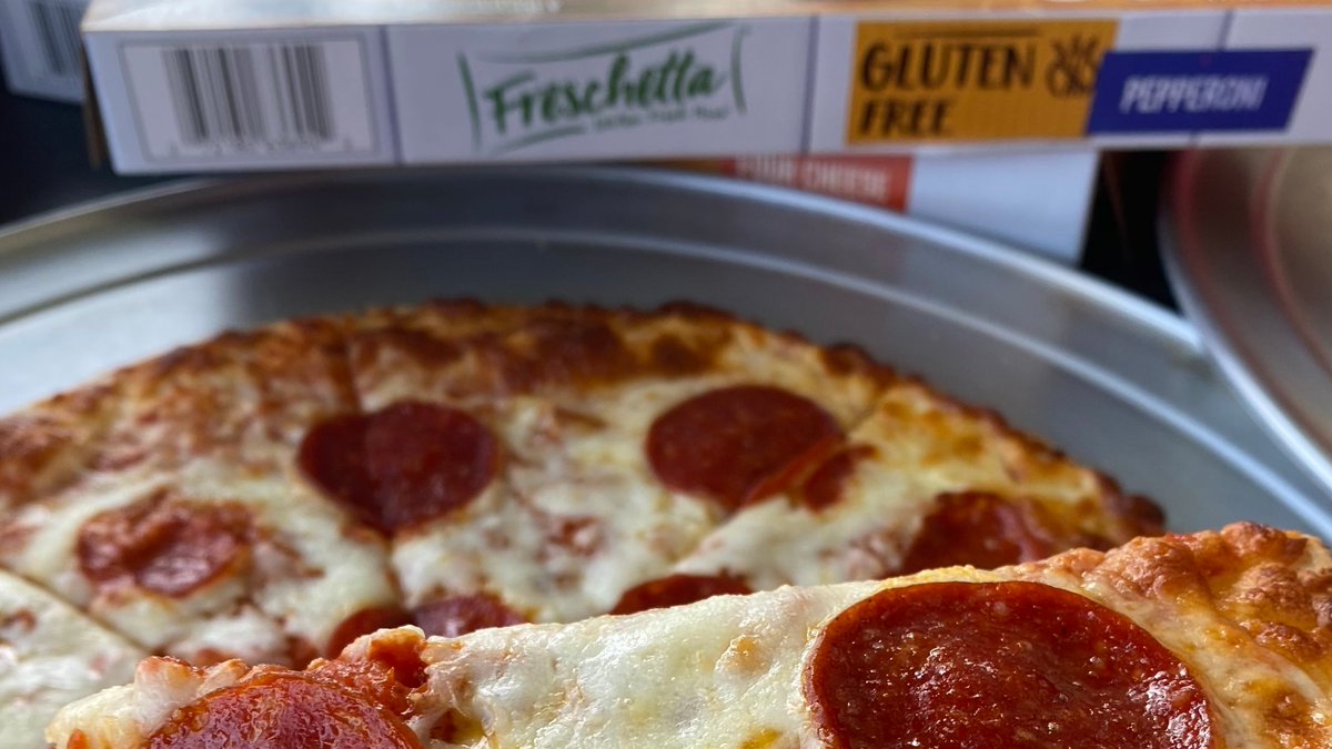 jennlabfit's tweet photo. Ready to find out how to create balance in your life and still reach your wellness goals? That means, YES you can still eat your favorite @freschetta Gluten Free pizza! https://t.co/Fp8wnMth7Q - #ad #glutenfree https://t.co/Ym9ZdPo0ZY